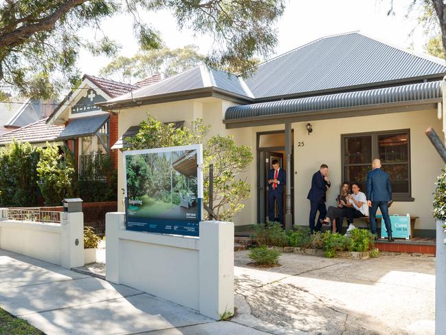 WEEKEND TELEGRAPHS. SPEAK TO DARMO BEFORE USE. Petersham house auction. 25 Albert St, Petersham. Saturday 13/04/2024. Picture by Max Mason-Hubers