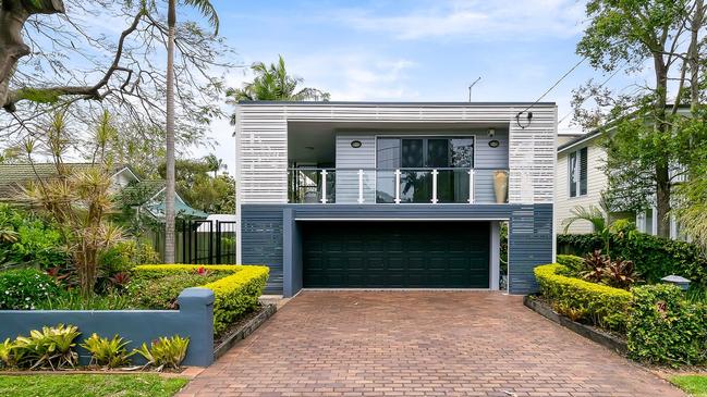 Up for rent for the first time according to records is 74 Kew Road, Graceville – 4 bed, 3 bath, 2 car garage, 405sq m – at $950 per week. Available Oct 28, 2022.