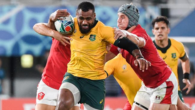 Australia's centre Samu Kerevi (C) is tackled by Wales' centre Jonathan Davies (R)  during the Japan 2019 Rugby World Cup Pool D match between Australia and Wales at the Tokyo Stadium in Tokyo on September 29, 2019. (Photo by William WEST / AFP)