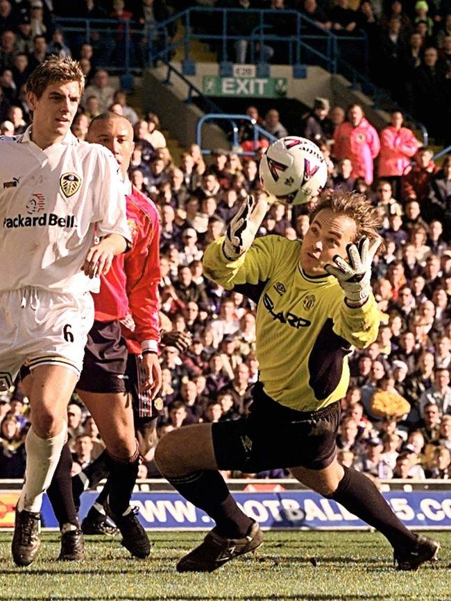 Mark Bosnich formerly of Manchester United facing Leeds United in an English premier league match at Elland Road Stadium in 2000. a/ct /Soccer/Overseas