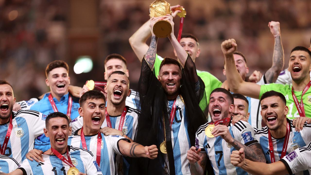 Lionel Messi wears Arab robe during World Cup trophy lift - Futbol