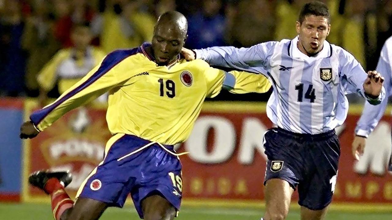 Colombia's Freddy Rincon (L) is challenged by Argentina's Diego Simeone during their South American qualification football match for the FIFA World Cup Korea/Japan 2002 in Bogota. (Photo by MARCELO SALINAS / AFP)