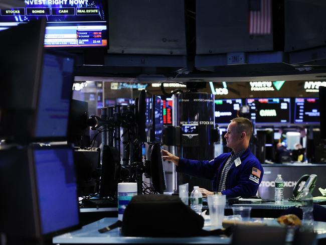 NEW YORK, NEW YORK - AUGUST 02: Traders work on the floor of the New York Stock Exchange (NYSE) on August 02, 2023 in New York City. The Dow fell over 300 points in trading following news Fitch downgraded the United States economy to AA+ from AAA late on Tuesday spooking investors and markets.   Spencer Platt/Getty Images/AFP (Photo by SPENCER PLATT / GETTY IMAGES NORTH AMERICA / Getty Images via AFP)