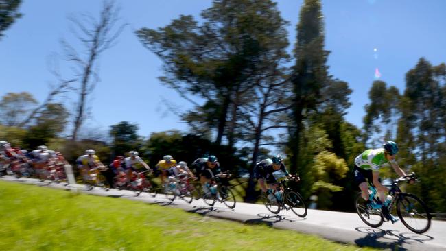 Britain’s Chris Froome (R) leads teammates down a descent during stage three of the 2016 Herald Sun Tour cycling race between Traralgon to Inverloch, in Victoria on February 6, 2016. AFP PHOTO / MAL FAIRCLOUGH -- IMAGE STRICTLY RESTRICTED TO EDITORIAL USE - STRICTLY NO COMMERCIAL USE --