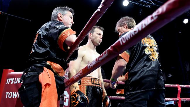 Glenn Rushton talks tactics with Jeff Horn on Wednesday night.