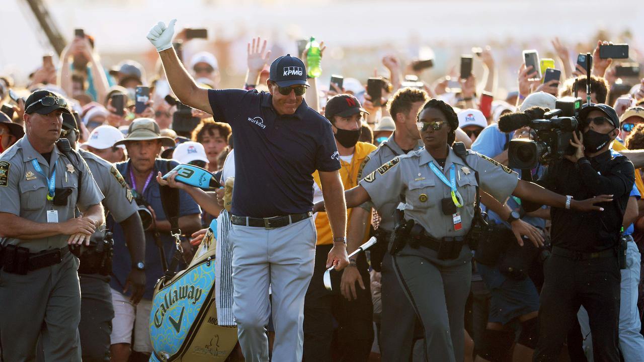 És possible que Phil Mickelson encara no tingui permís per defensar el seu campionat PGA.  Foto: Getty Images