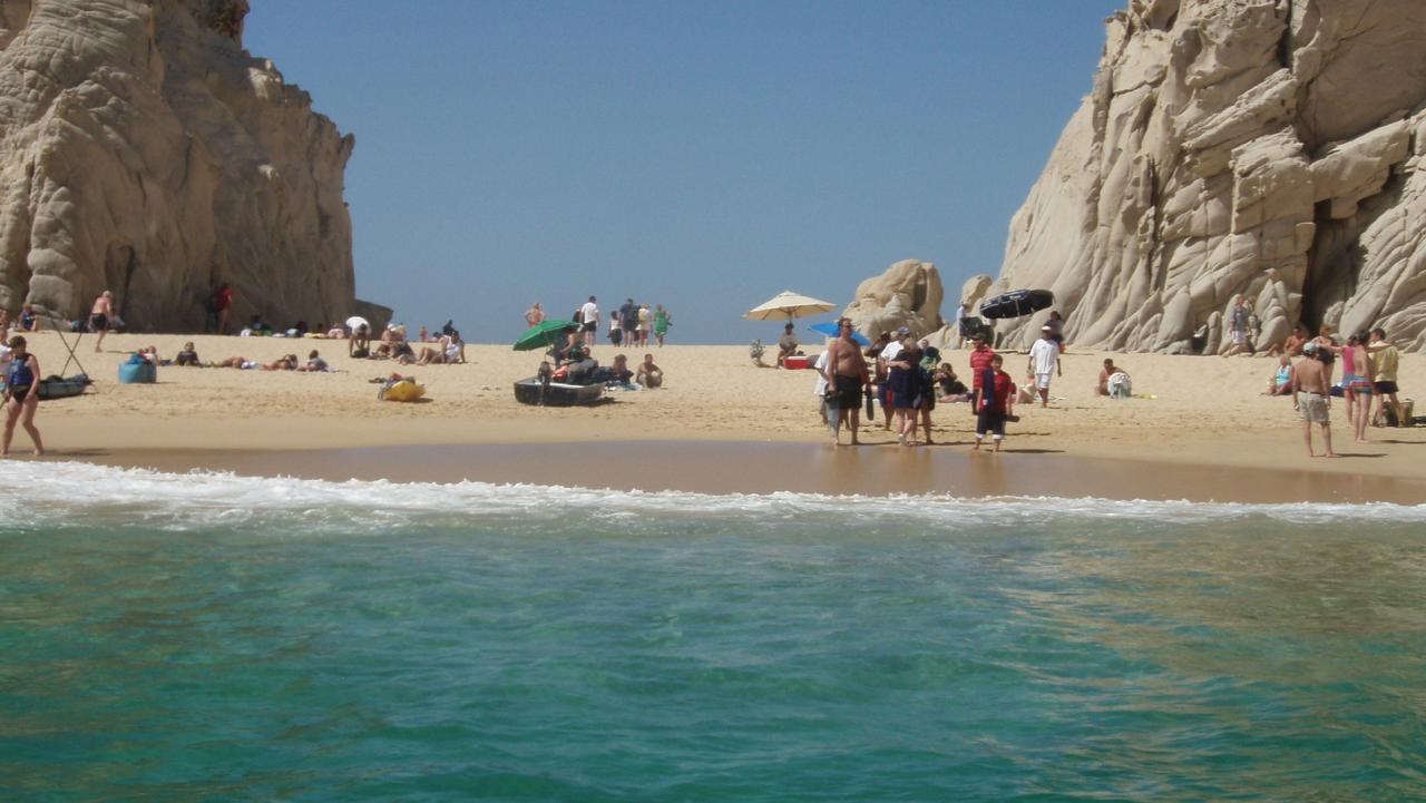 15/07/2008 TRAVEL: Cabo San Lucas Mexico, Lovers Beach between the Sea of Cortez and Pacific Ocean