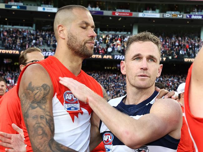 MELBOURNE . 24/09/2022. AFL Grand Final.  Geelong Cats vs Sydney Swans at the MCG.   Joel Selwood of the Cats shakes hands with Sydneys Lance Franklin after game    . Picture by Michael Klein