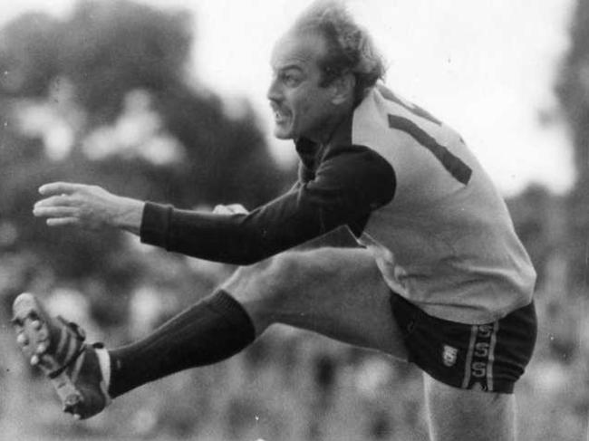 Woodville captain coach Malcolm Blight kicks his 100th goal for the 1985 season.