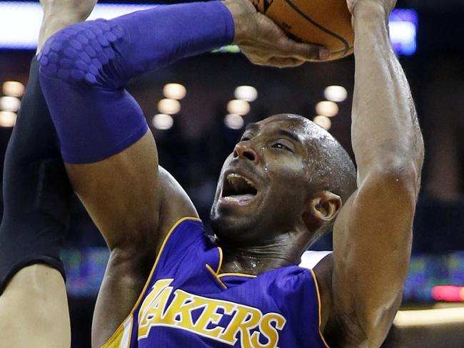 Los Angeles Lakers guard Kobe Bryant (24) shoots over New Orleans Pelicans guard Austin Rivers (25) during the first half of an NBA basketball game in New Orleans, Wednesday, Nov. 12, 2014. (AP Photo/Gerald Herbert)