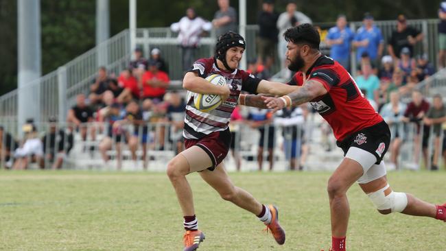 Will Bird fends Larry Hermens , Pic Mike Batterham