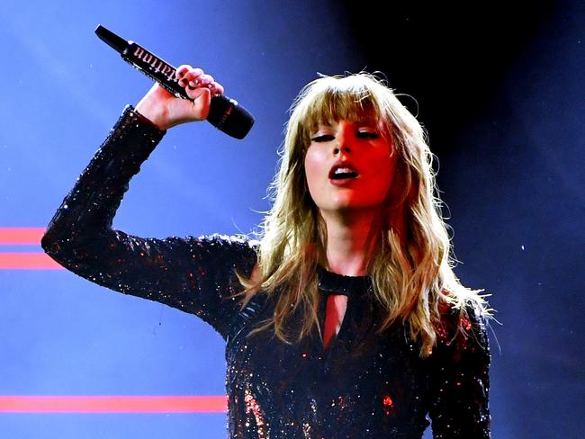 LOS ANGELES, CA - OCTOBER 09:  Taylor Swift performs onstage during the 2018 American Music Awards at Microsoft Theater on October 9, 2018 in Los Angeles, California.  (Photo by Kevin Winter/Getty Images For dcp)