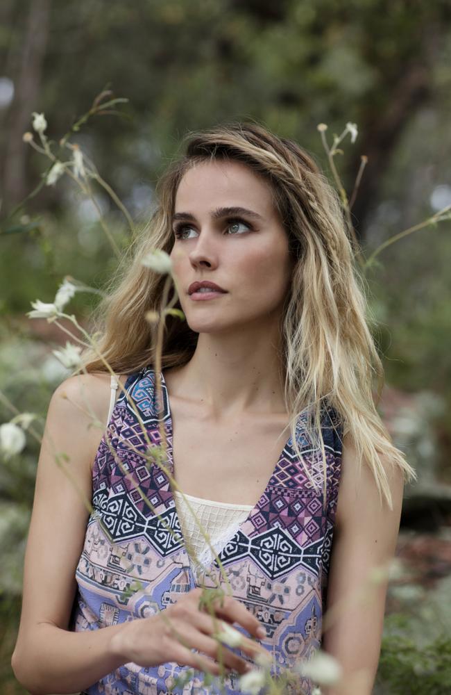 Isabel Lucas Give Me Love Outfit