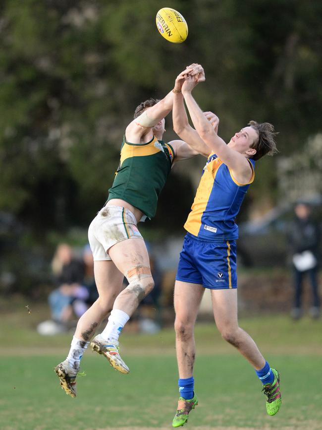 Jake Steinhart (left) and De La Salle’s Brodie McLaughlin contest a mark.