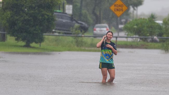 Police door knocked homes in Railway Estate Townsville as flood waters start to rise. Pics Adam Head