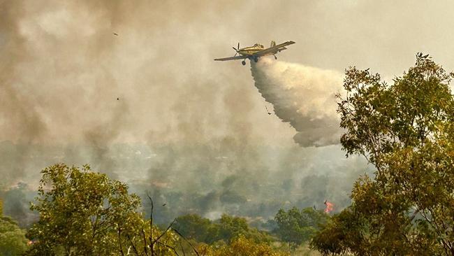 Efsta Konidaris Photography captured images of water bombers helping to douse the Tennant Creek bushfires at Battery Hill. Photos: Efsta Konidaris Photography