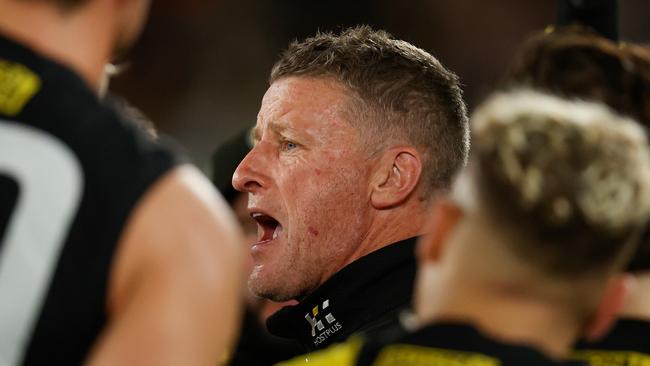 Damien Hardwick addresses his players in the tight contest. Picture: Michael Willson/AFL Photos via Getty Images