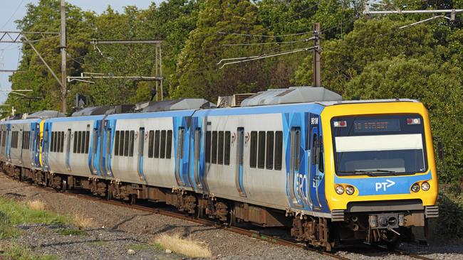 COMMUTERS face major delays on the Belgrave and Glen Waverley train lines, after a train fault near Flinders St station.