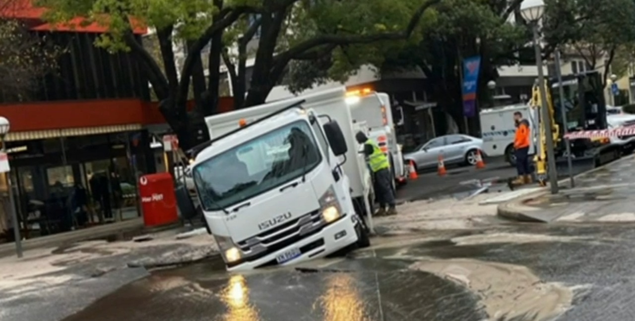 Sink hole opens in centre of Sydney's Double Bay