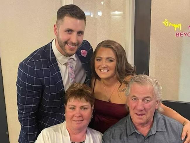 Dr Ash Gordon with his sister Natalie, mother Catherine and father Glen.(Supplied: Gordon family) NOTE these pix grabbed from ABC online story - Cam Tandy ok'd