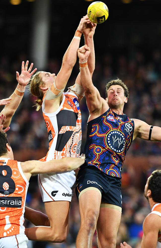 Harry Himmelberg of the Giants attempts to mark. Picture: Mark Brake/Getty