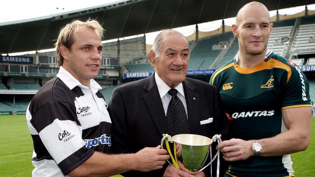 Phil Waugh and Stirling Mortlock with Sir Nicholas Shehadie and the trophy named in his honour.