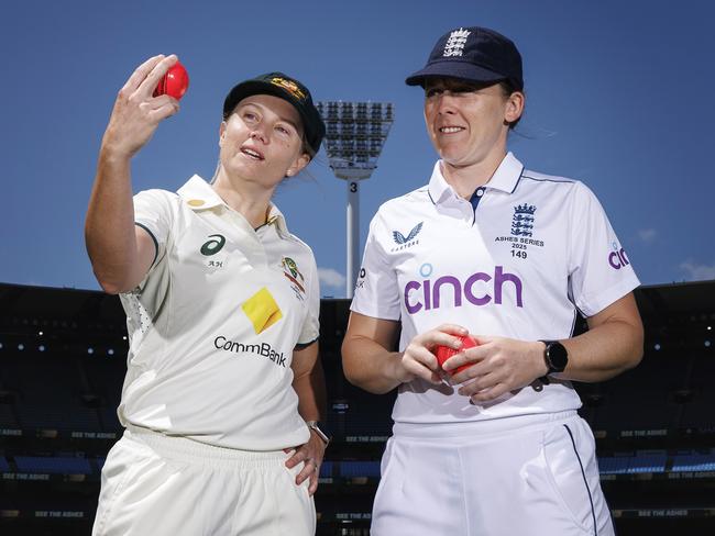 MELBOURNE, AUSTRALIA - JANUARY 29: Alyssa Healy of Australia (L) and Heather Knight of England pose for a photograph during a Women's Ashes media opportunity at Melbourne Cricket Ground on January 29, 2025 in Melbourne, Australia. (Photo by Daniel Pockett/Getty Images)