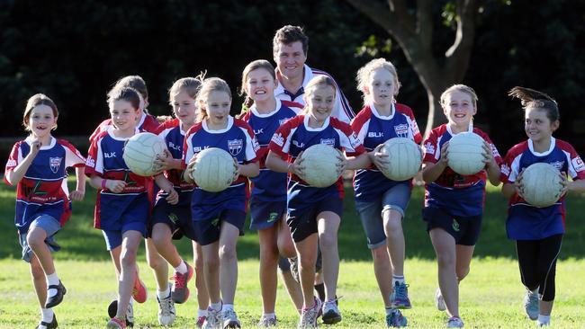 Trent Randel and young netballers. Picture: Glenn Barnes