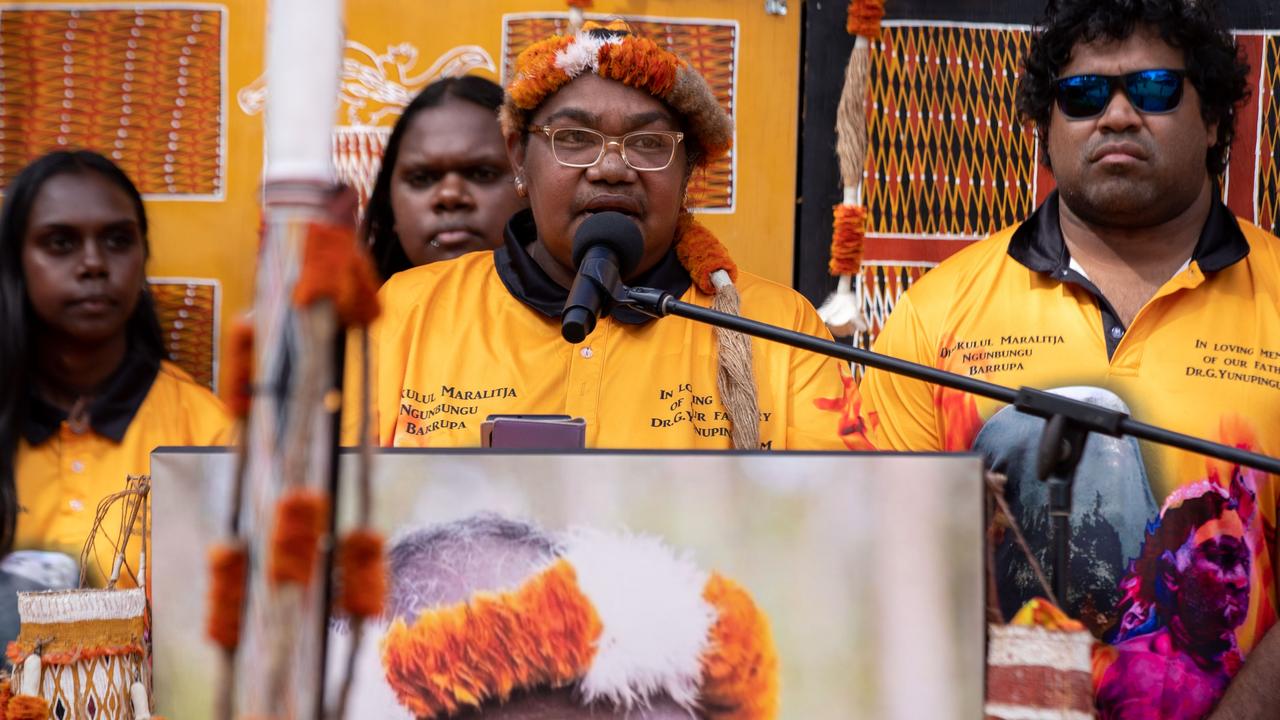 Binmila Yunupingu led the family’s tribute to her father at the memorial. Picture: Peter Eve / Yothu Yindi Foundation.