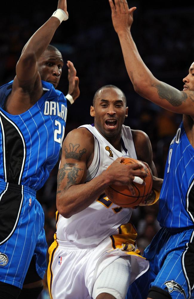 Los Angeles' Lakers guard Kobe Bryant outpasses Orlando Magic's Mickael Pietrus and Rashard Lewis (R) during the Game 2 of the NBA final between Los Angeles Lakers and Orlando Magic at the Staples Center in Los Angeles, California on June 7, 2009. Picture: AFP