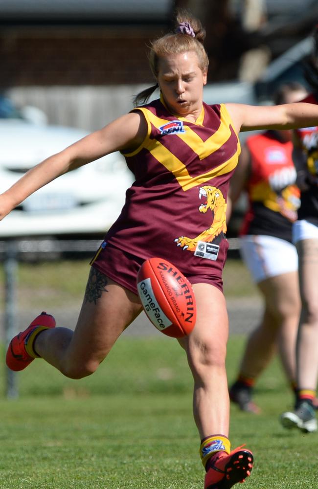 Elaine Parkinson boots Lyndale forward. Picture: AAP/ Chris Eastman