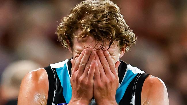 Xavier Duursma was subbed out with a knee injury. Picture Dylan Burns/AFL Photos via Getty Images