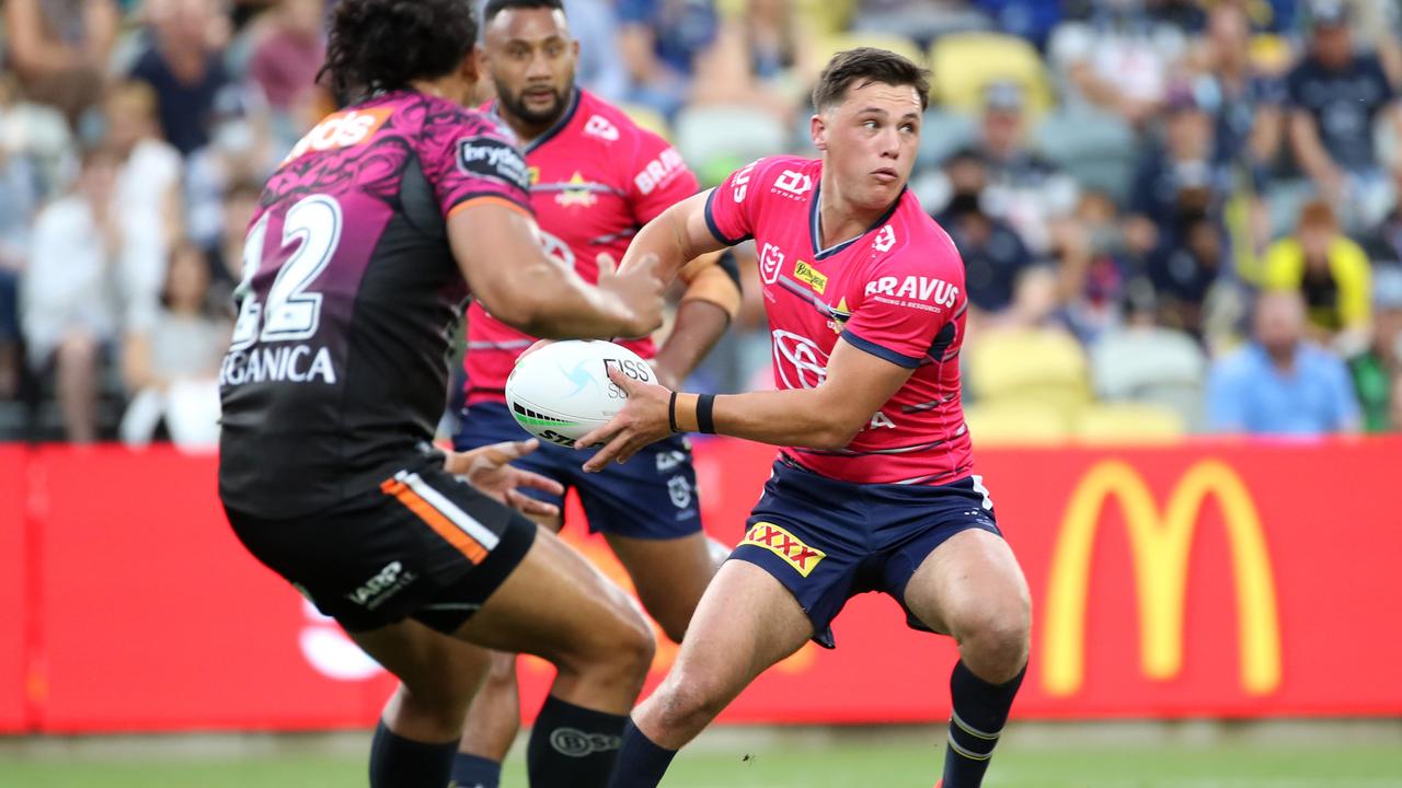 Valentine Holmes 'killing it' at North Queensland Cowboys training, Scott  Drinkwater move to halves, NRL news