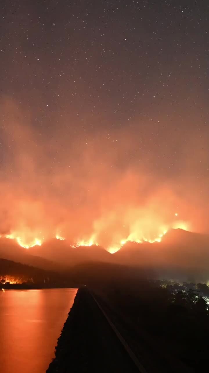 Devastating Grampians bushfires captured in mesmerising timelapse