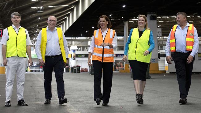 LNP leader Deb Frecklington (centre) visiting Brisbane Markets. (NCA NewsWire / Sarah Marshall)