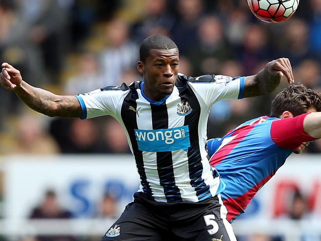 Crystal Palace's French midfielder Yohan Cabaye (R) and Newcastle United's Dutch midfielder Georginio Wijnaldum (L) contest a high ball during the English Premier League football match between Newcastle United and Crystal Palace at St James' Park in Newcastle-upon-Tyne, north east England on April 30, 2016. / AFP PHOTO / SCOTT HEPPELL