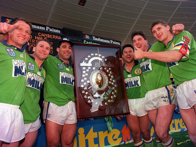 (L-R) Steve Walters, Ricky Stuart, Mal Meninga, Laurie Daley, Bradley Clyde and Brett Mullins at the end of the 1994 Winfield Cup.