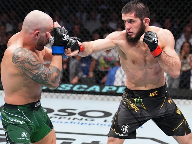 PERTH, AUSTRALIA - FEBRUARY 12: (R-L) Islam Makhachev of Russia punches Alexander Volkanovski of Australia in the UFC lightweight championship fight during the UFC 284 event at RAC Arena on February 12, 2023 in Perth, Australia. (Photo by Chris Unger/Zuffa LLC via Getty Images)