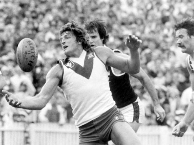 Barry Round playing for South Melbourne Football club.