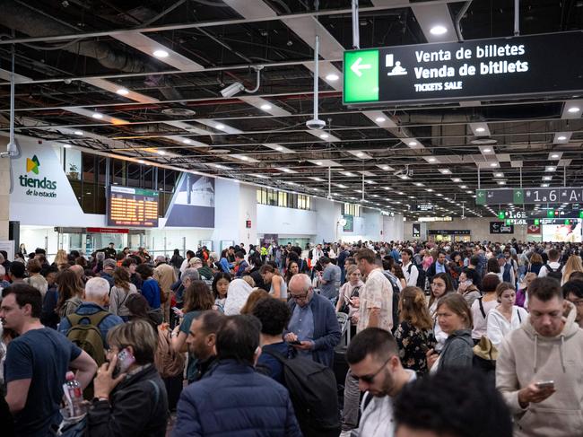 Passengers wait before boarding their train at Sants railway station in Barcelona on April 29, 2025, a day after a massive power cut affecting the entire Iberian peninsula and the south of France. Electricity was restored to almost all of Spain and Portugal on April 29 morning, allowing a gradual return to normal life in the two countries, which were hit on April 28 by a giant blackout that lasted up to ten or even twenty hours depending on the region. The return of power has enabled rail traffic to be restored on several major routes, including Madrid-Seville and Madrid-Barcelona, according to the national company Renfe. However, traffic remains suspended on several other major routes, as the authorities have given priority to restoring suburban trains. (Photo by Josep LAGO / AFP)
