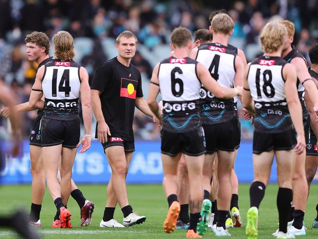 Ollie Wines speaking with teammates at half time. Picture: Sarah Reed/AFL Photos via Getty Images.