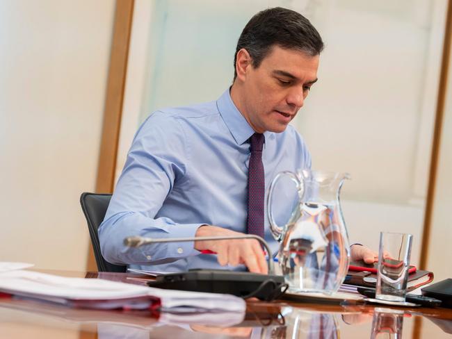 This handout picture made available by La Moncloa Palace (Spanish Presidency) on April 12, 2020, shows Spanish Prime Minister Pedro Sanchez during a meeting at the Moncloa Palace in Madrid. - Spain registered a fall in its daily death toll from the new coronavirus for a third consecutive day on April 11, with 510 people dying, the government said. (Photo by Borja Puig de la  Bellacasa / LA MONCLOA / AFP) / RESTRICTED TO EDITORIAL USE - MANDATORY CREDIT "AFP PHOTO /  BORJA PUIG  / LA MONCLOA " - NO MARKETING - NO ADVERTISING CAMPAIGNS - DISTRIBUTED AS A SERVICE TO CLIENTS