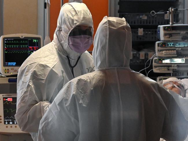 Medical workers wearing protective gear work by a patient (Rear R) on March 24, 2020 at the new COVID 3 level intensive care unit for coronavirus COVID-19 cases at the Casal Palocco hospital near Rome, during the country's lockdown aimed at stopping the spread of the COVID-19 (new coronavirus) pandemic. (Photo by Alberto PIZZOLI / AFP)