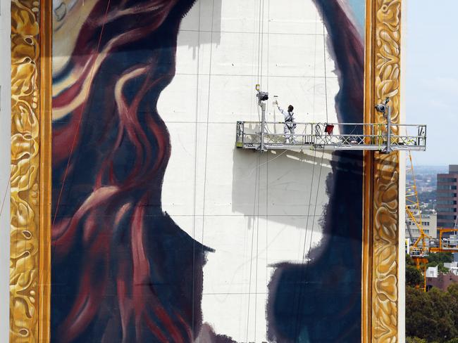 WEEKEND TELEGRAPH - 13/11/20*** MUST CHECK WITH WEEKEND PIC EDITOR JEFF DARMANIN BEFORE PUBLISHING ***A huge 18 storey mural of Nicole Kidman gets painted in Kings Cross today. Picture: Sam Ruttyn