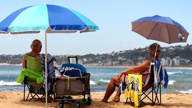 Many beachgoers took their own shades. Photo: Martin Lange