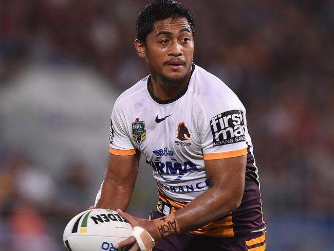 Anthony Milford runs the ball against the Titans.