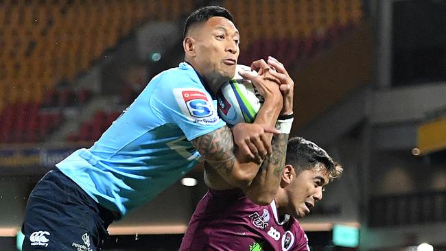 Israel Folau of the Waratahs (left) take a high kick ahead of Jayden Ngamanu of the Reds to score a try during the Round 16 Super Rugby match between the Queensland Reds and the NSW Waratahs at Suncorp Stadium in Brisbane, Saturday, June 2, 2018. (AAP Image/Dan Peled) NO ARCHIVING, EDITORIAL USE ONLY