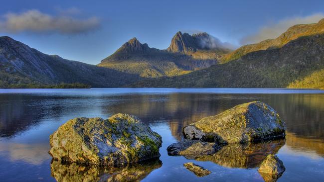 We walk all the way to Dove Lake (it's only a few km) to be greeted by this vista.