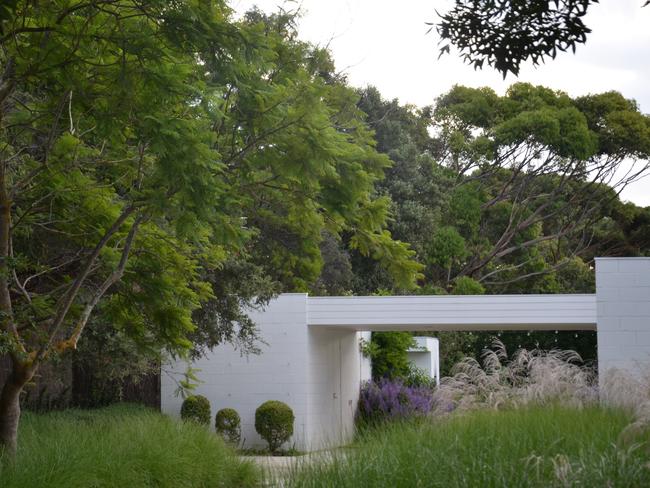 EMBARGO FOR TWAM 25 FEBRUARY 2023. FEE MAY APPLY. Portsea garden, Mornington Peninsula VIC, by Eckersley Garden Architecture. Photo: SuppliedEMBARGO FOR TWAM 25 FEBRUARY 2023. FEE MAY APPLY. Portsea garden, Mornington Peninsula VIC, by Eckersley Garden Architecture. Photo