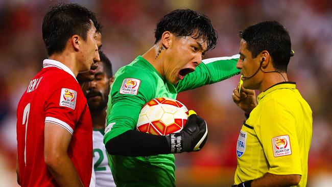 Wang Dalei of China shouts at referee Alireza Faghani (R) of Iran during the first round Asian Cup football match between China and Saudi Arabia at the Suncorp Stadium in Brisbane on January 10, 2015. AFP PHOTO / PATRICK HAMILTON ---IMAGE RESTRICTED TO EDITORIAL USE - STRICTLY NO COMMERCIAL USE---